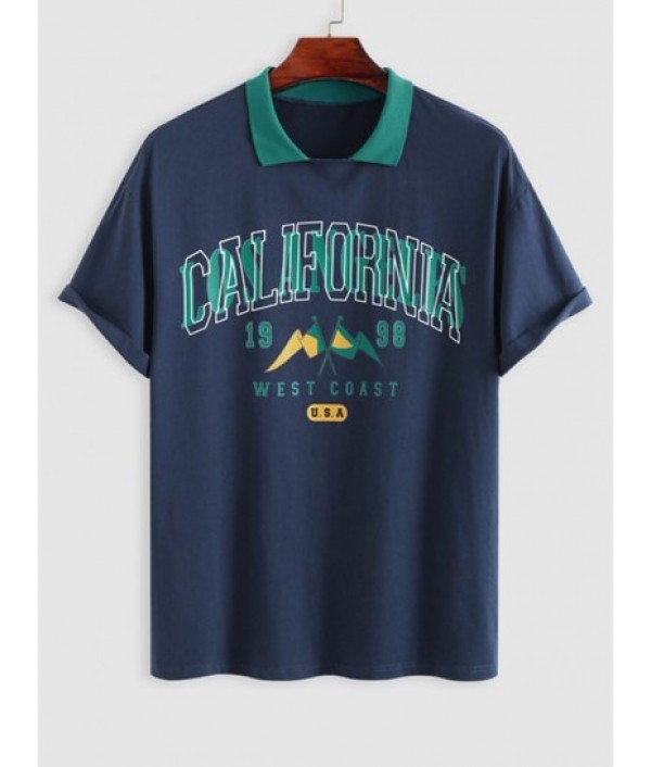 Men's CALIFORNIA WEST COAST Flag Pattern Short Sleeves Polo Collared T-shirt And Label Design Solid Color Drawstring Shorts Set Men's CALIFORNIA WEST COAST Flag Pattern Short Sleeves Polo Collared T-shirt And Label Design Solid Color Drawstring Shorts Set
