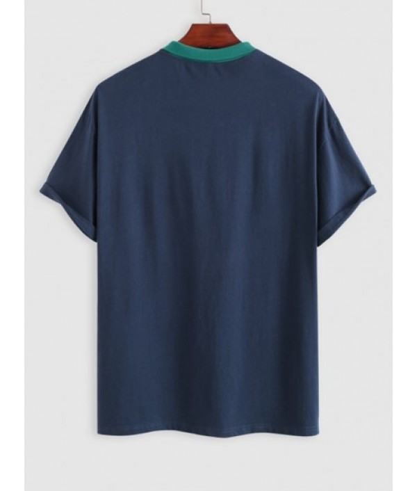 Men's CALIFORNIA WEST COAST Flag Pattern Short Sleeves Polo Collared T-shirt And Label Design Solid Color Drawstring Shorts Set Men's CALIFORNIA WEST COAST Flag Pattern Short Sleeves Polo Collared T-shirt And Label Design Solid Color Drawstring Shorts Set